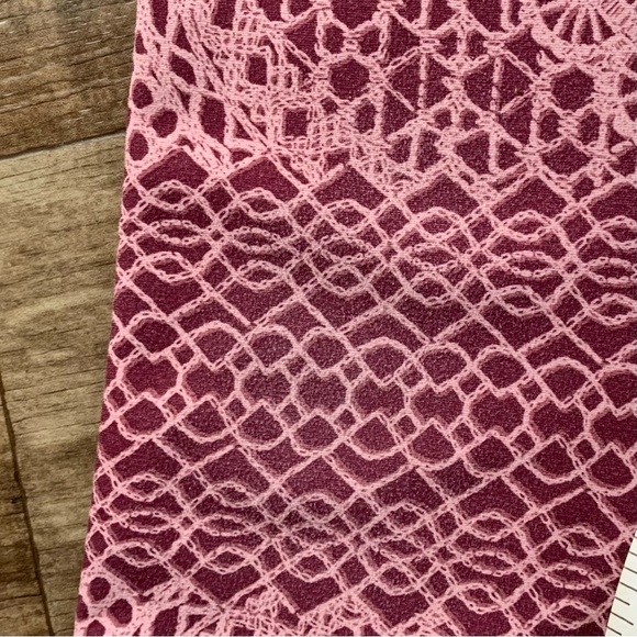 Fabletics lace capris pink and burgundy leggings - Picture 10 of 11